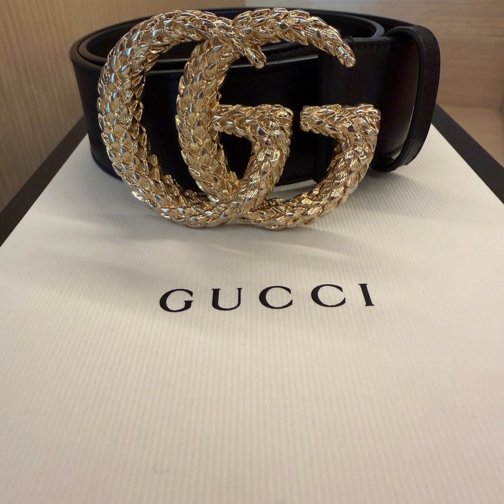 Women's Gucci Black Leather Belt with Gold Woven GG Buckle Size 70 - Picture 2 of 8